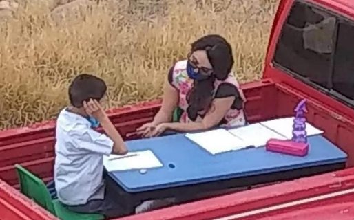 Por la pandemia, una maestra les enseñaba a sus alumnos en la caja de su camioneta: le regalaron un salón de clases móvil