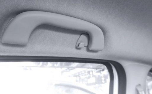 Para qué sirve la manija que tienen los autos encima de las puertas