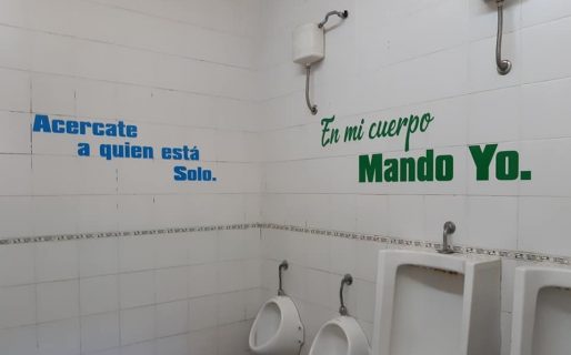 Colocaron mensajes concientizadores en el baño de un colegio para mejorar la convivencia