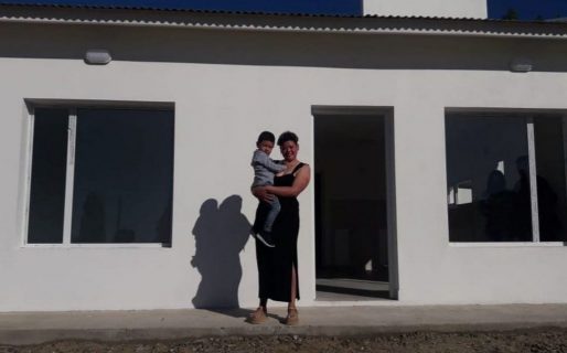 “Me llena el alma”: reconstruyeron su casa tras un trágico incendio para que pueda vivir con su hijo