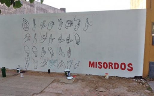 Para imitar en Comodoro: pintan un mural con el alfabeto en lengua de señas