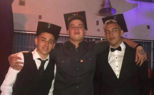 Fue a hacer pis a un poste de luz mientras jugaba al fútbol y murió electrocutado