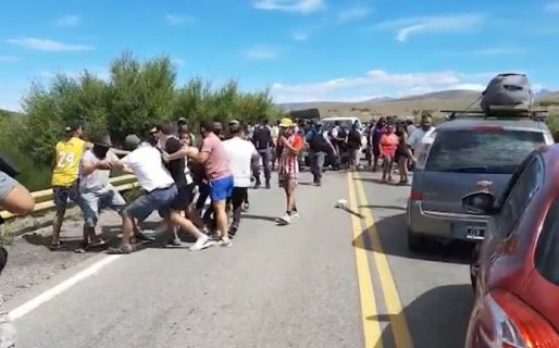 Neuquén: tensión y golpes entre turistas y manifestantes que cortaban una ruta