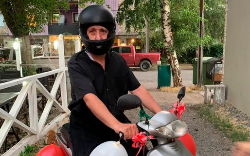 Con plata de las propinas le cambiaron la vida al cocinero que caminaba 28 km para ir a trabajar