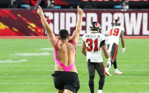 Apostó que un aficionado ingresaría al Super Bowl: saltó al campo él mismo y ganó 374 mil dólares