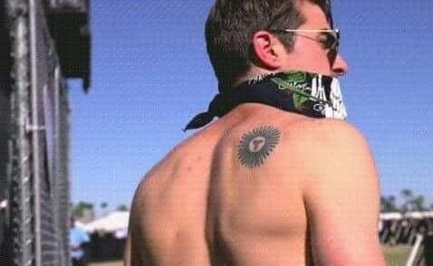 El artista internacional que vivió un año en El Bolsón, donde descubrió su amor por la música y se tatuó el sol de la bandera argentina