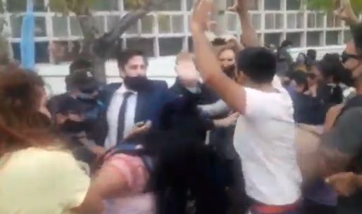 Trotta, rodeado de policías y a los forcejeos debido un escrache por parte de docentes