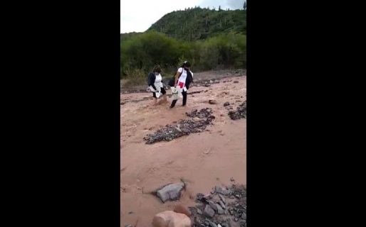 Atravesaron el río para asistir a dar clases