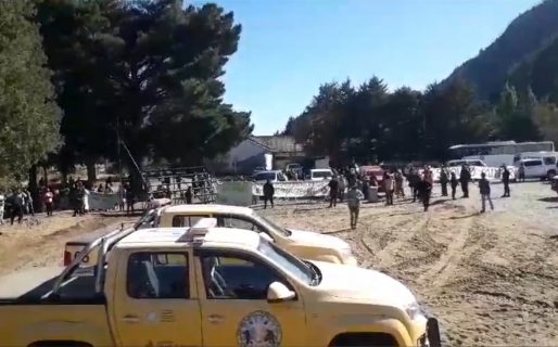 Grupos anti mineros apostados en el lugar donde aterrizará el Presidente de la Nación