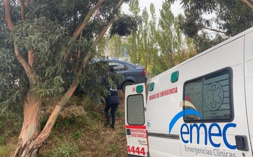 Un automóvil despistó y quedó sobre los árboles en la curva del Papa