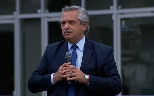 “Los violentos tiran piedras, nosotros tiramos obras y llevamos vacunas”