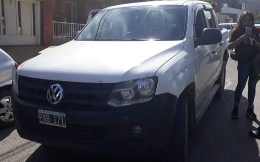 Escupió a policías, fue perseguido y chocó un patrullero