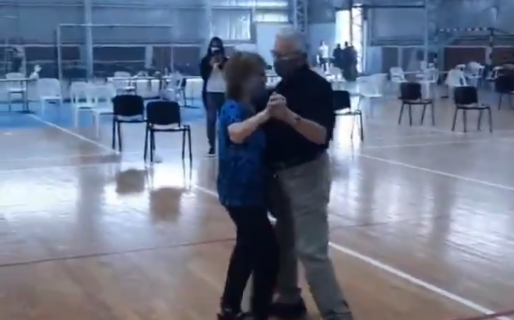 Un matrimonio de adultos mayores celebró su vacunación bailando