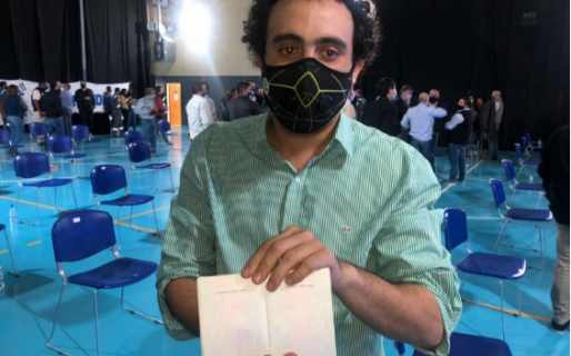 El intendente mostró el pasaporte y alejó rumores sobre su viaje a Miami para vacunarse