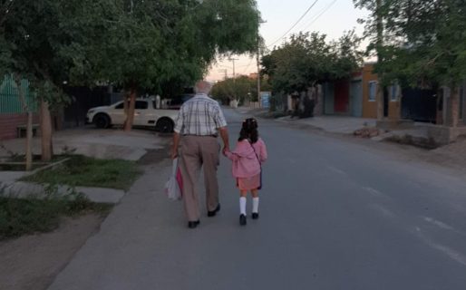 Tierna imagen: su mamá no la pudo acompañar en su primer día y su bisabuelo se puso la diez