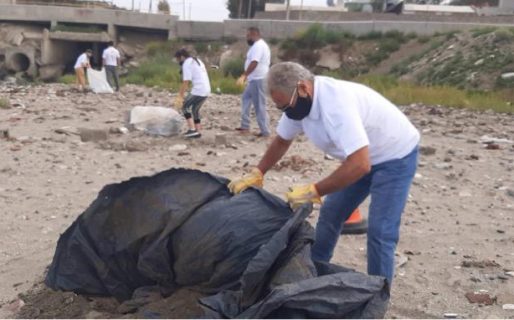Trabajadores petroleros junto con sus familias limpiaron la playa 99