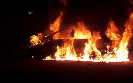 Las llamas consumieron por completo un vehículo