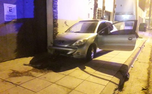 Perdió el control de su auto y casi termina adentro de una casa