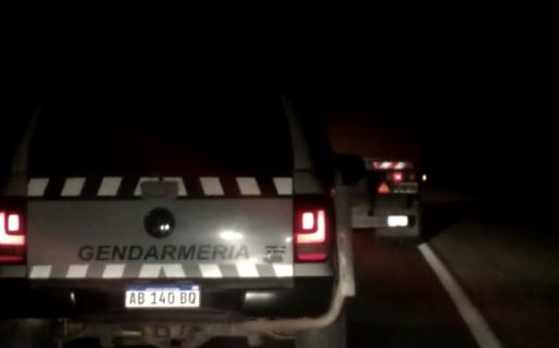 Filman a una camioneta de Gendarmería en una peligrosa maniobra en la ruta 26