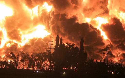 Impresionante explosión e incendio en una refinería de petróleo