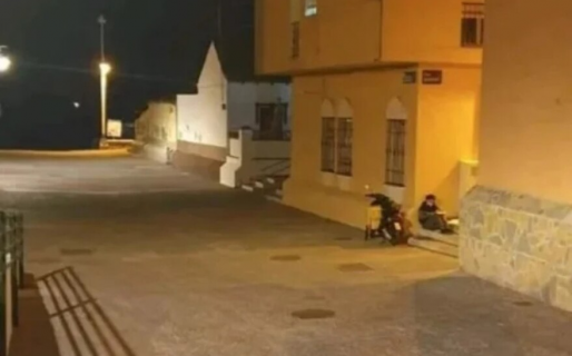 El repartidor que estudiaba en la calle entre pedidos recibirá una beca