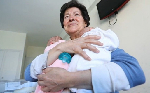 Tiene 69 años, dio a luz a gemelos y le quitaron la tenencia por “incapacidad”