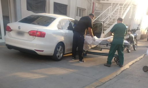 Se descompensó arriba del auto y murió