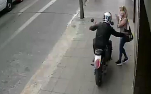 Una mujer murió después de ser asaltada por un motochorro en pleno centro
