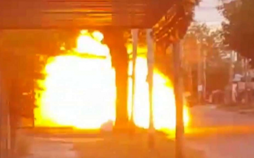 Un hombre mató a un vecino e hizo explotar su casa con garrafas