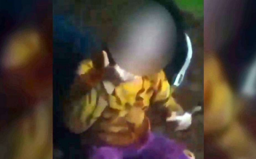 Una mujer le dio un cigarrillo a su beba de dos años y la filmó mientras fumaba