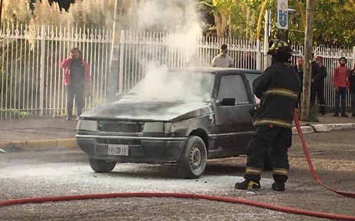 Incendio de un automóvil  frente a la terminal de colectivos de larga distancia