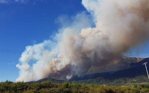 Por los incendios de El Maitén cortan la ruta de El Bolsón