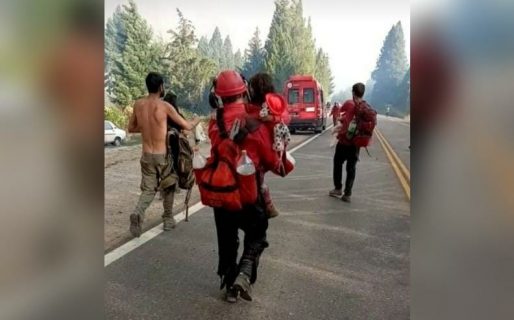 La imagen de la esperanza: Rescató a una nena y su muñeco del voraz incendio en Cholila