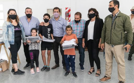 El Municipio entregó kits escolares en toda la ciudad