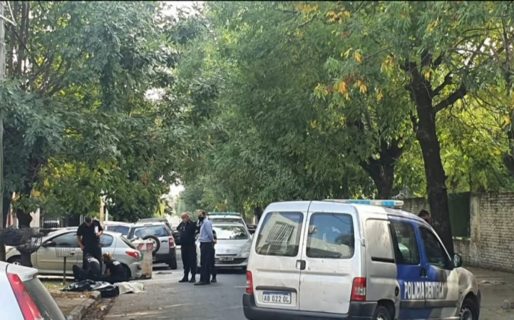 Le disparó brutalmente a su ex mujer en la puerta del colegio y delante de sus hijos