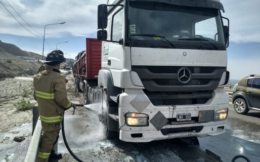 Bomberos asistieron a un camión que se quemaba