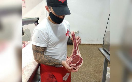 El carnicero comodorense que despertó los suspiros de todas las clientas