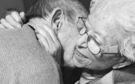 El tierno reencuentro de una pareja de abuelos separados por la pandemia