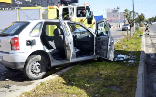 Chocó contra un poste de luz luego de esquivar un pozo en Avenida Yrigoyen