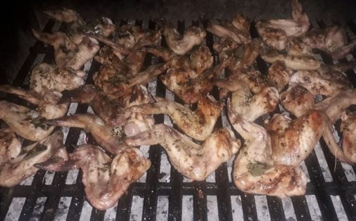 Compartió una foto de un “asado de pura alita” y recibió comentarios que no esperaba