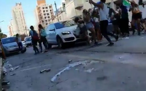 VIDEO: Atropelló a un grupo de jóvenes que festejaban su Último Primer Día en medio de la calle