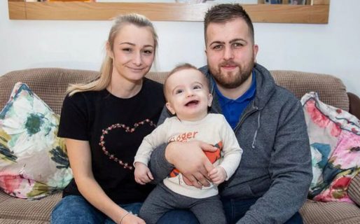 Bebé de 14 meses se despertó con una gran sonrisa tras estar 5 días en coma