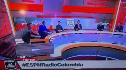 Impresionante accidente: Una pantalla gigante aplastó a un periodista en vivo