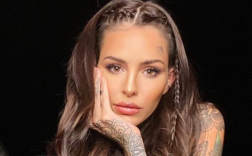 Frente al espejo, Cande Tinelli posó al desnudo