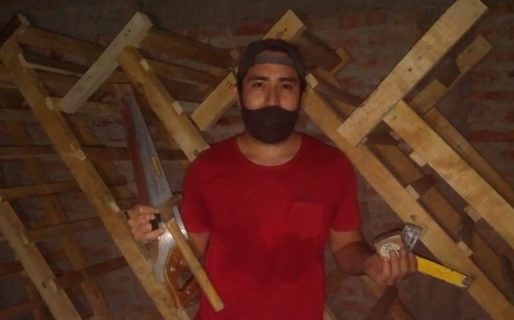Construye camas para donarlas a las familias afectadas en la Cordillera: va 15 armadas y quiere llegar a las 20