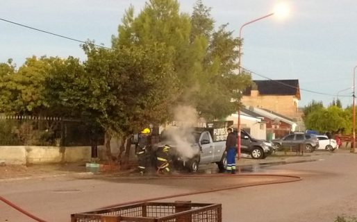 Se incendió una camioneta en una calle de km. 8