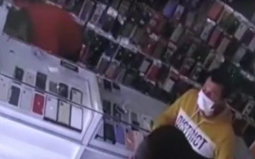 Impactantes imágenes: Un celular explotó en un local y prendió fuego a un cliente