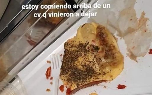 Usó un Curriculum Vitae para apoyar su comida, lo publicó, y la escracharon