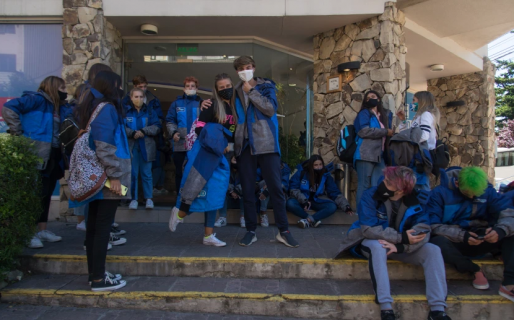 Arrojaron a un egresado de un segundo piso del hotel