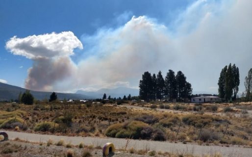 Evacuaron a 15 familias de El Maitén porque el fuego se acercaba a sus viviendas
